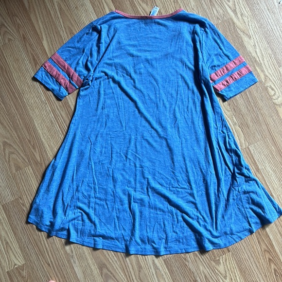 Lula Roe Perfect Tee - Picture 2 of 3